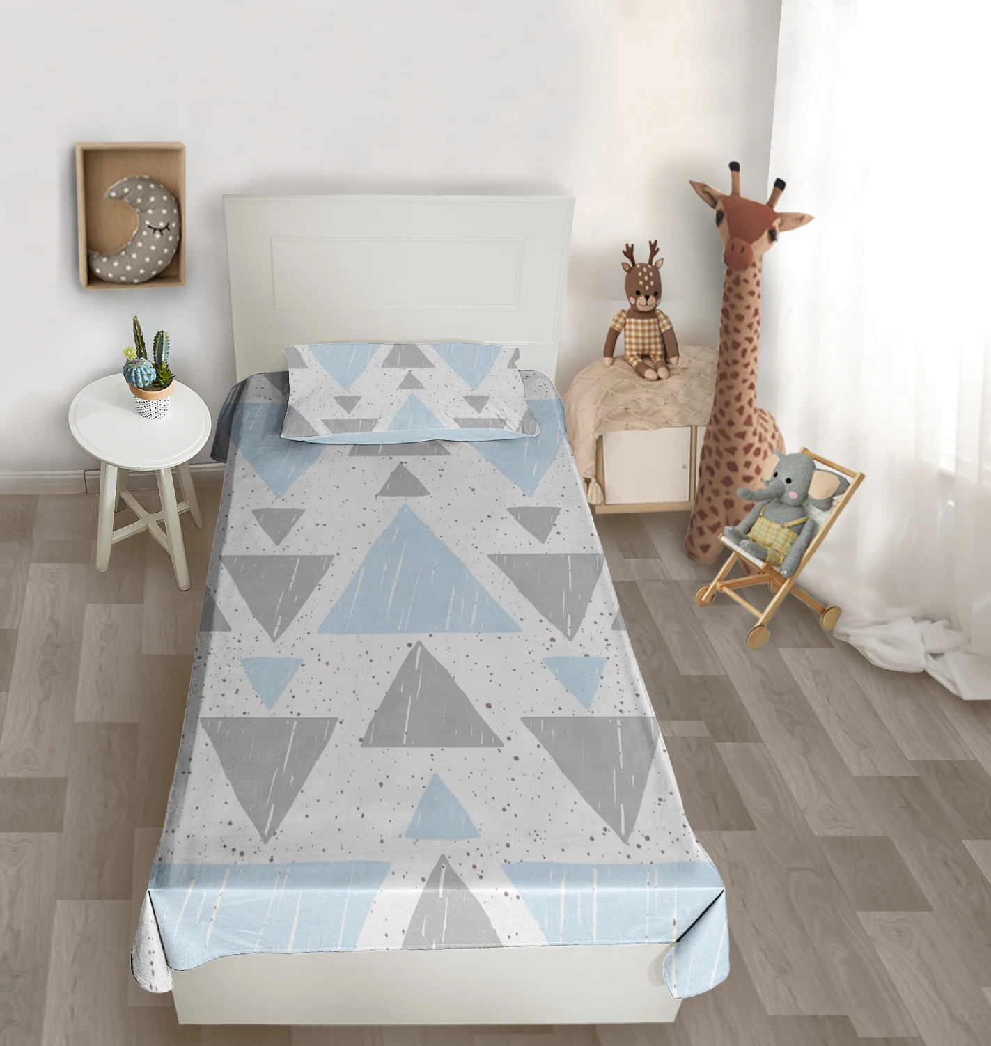 

Çocuk odası yatak örtüsü üçgen şekil mavi gri renkli yatak örtüsü