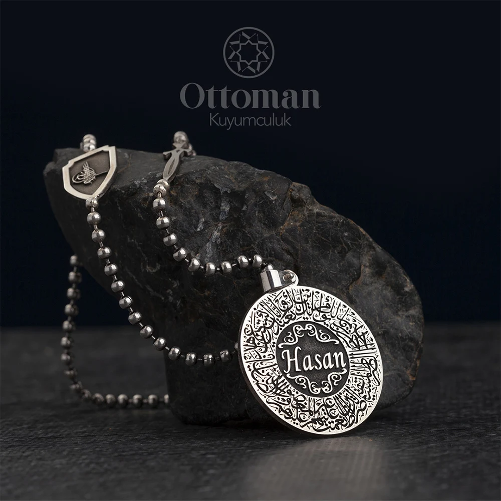 Мужское кольцо с надписью Сура Фатиха на нем гравировано мече и защитной цепочке