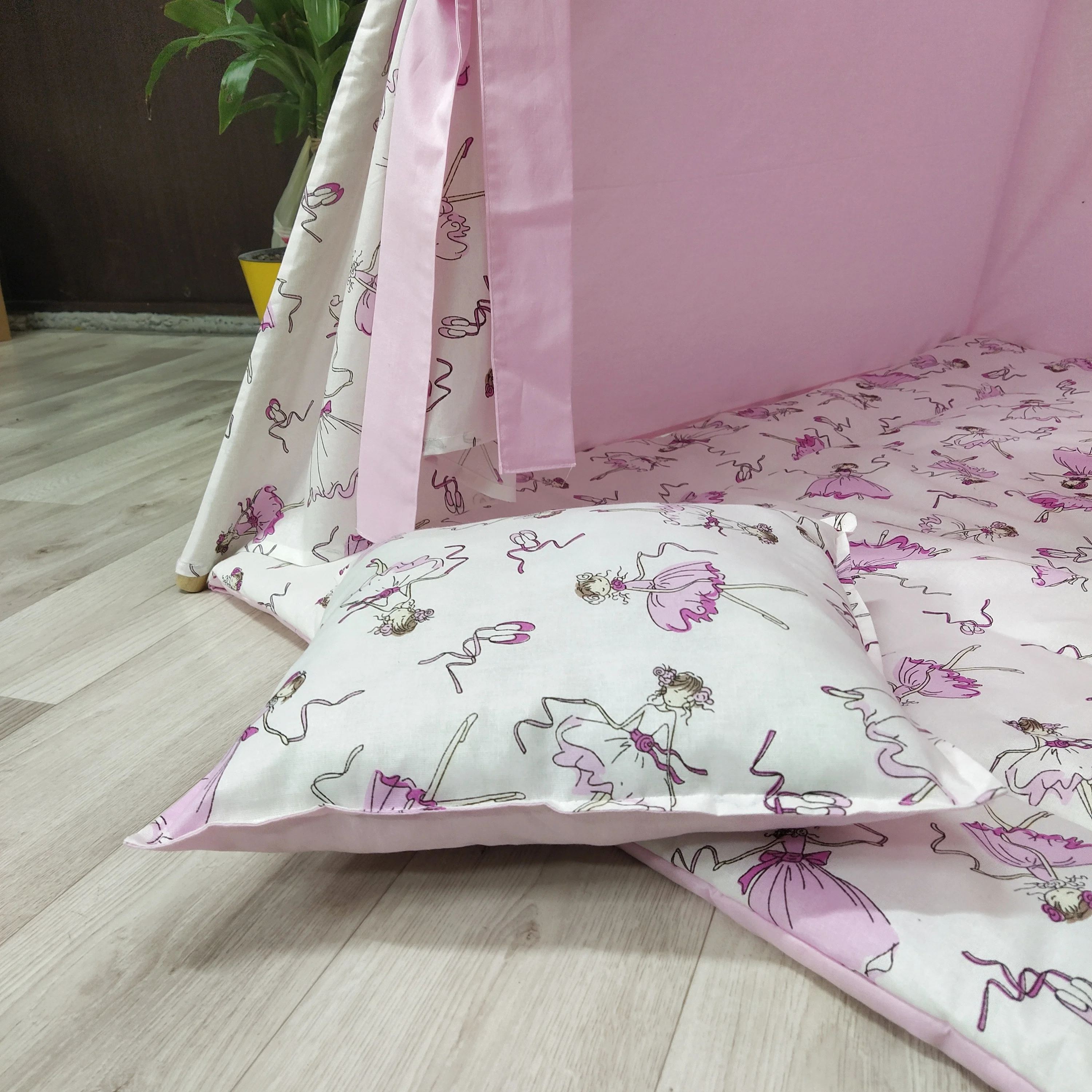 Вигвам РБ-серый с окном ковриком плоским подушкой и опорами | Игрушки хобби