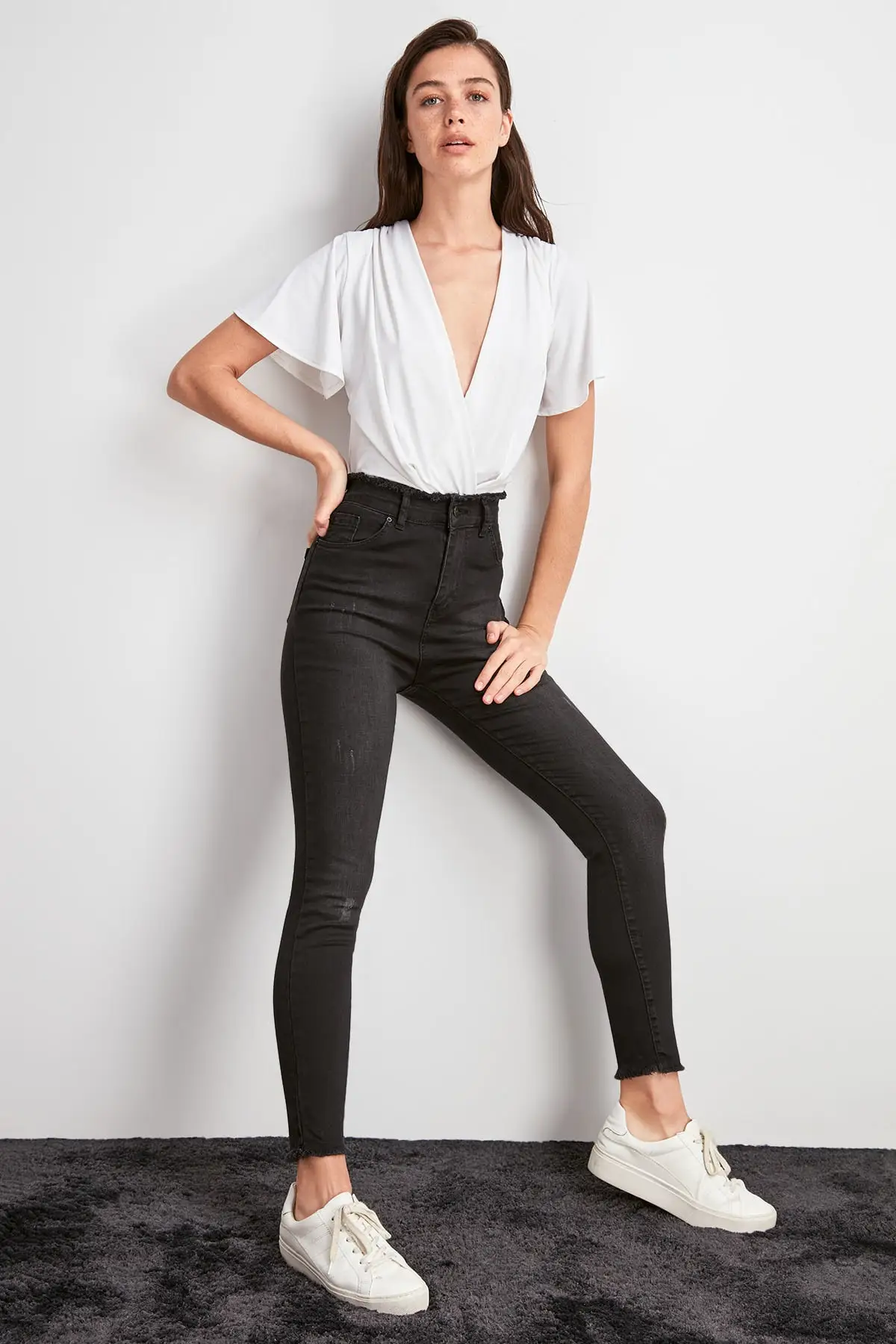 Trendyol Beli узкие джинсы с высокой талией и кисточками TWOAW20JE0486 |