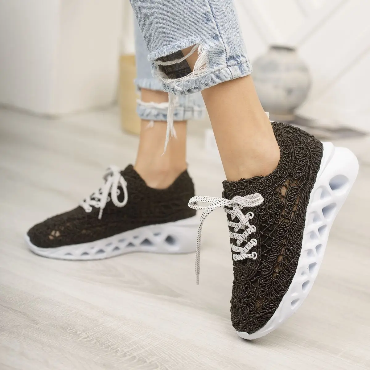 

Luxury New Season Lace Embroidered Comfortable Anti Bacterial 5cm Sole Women Sports Shoes