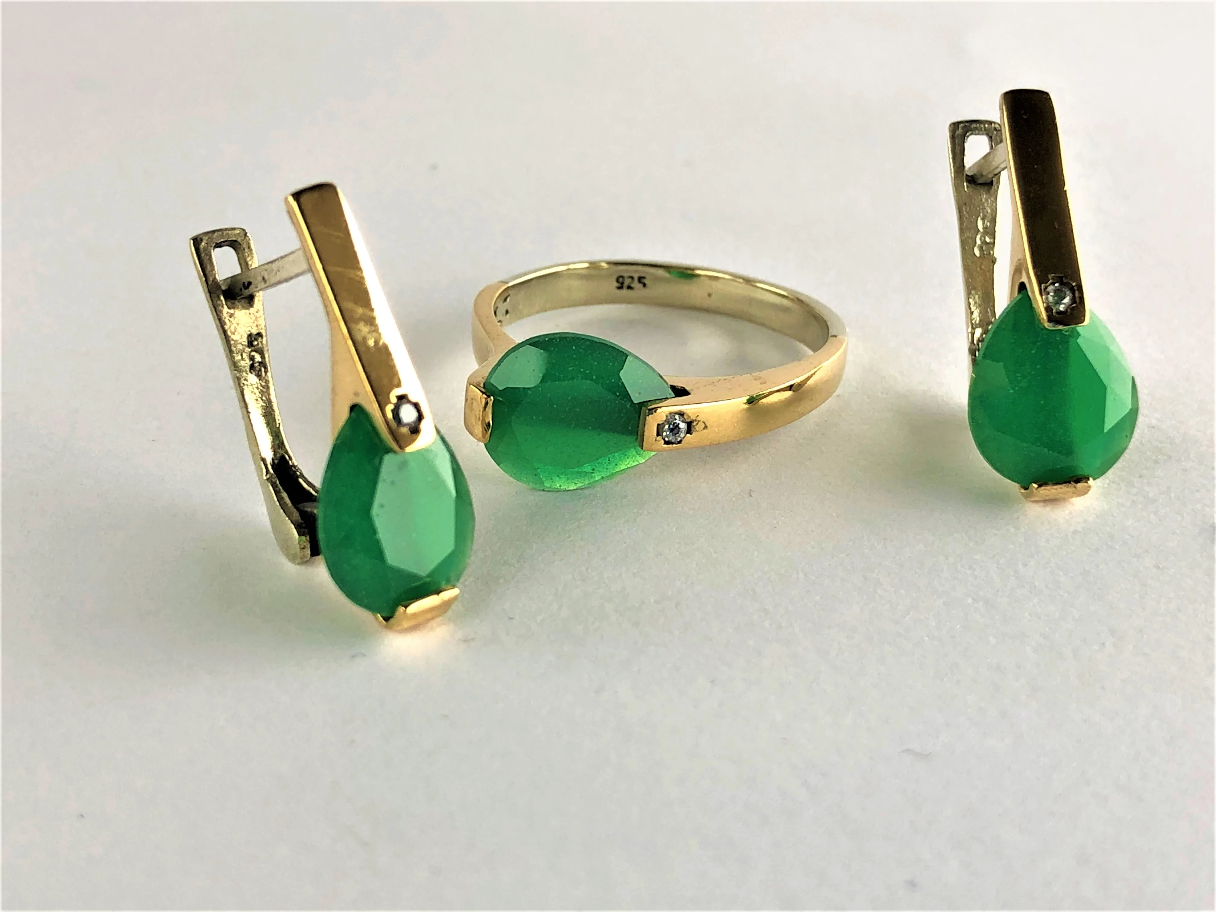 

Dark green drop stone 2 rings with elegant white stone on top +1 piece Earring Starling silver 925 Great Jewelry set