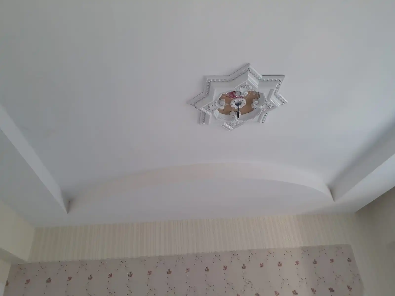 

Decogold Luxury Palace Style Artistic Plastic Ceiling Tiles 60 cm Star White Gold