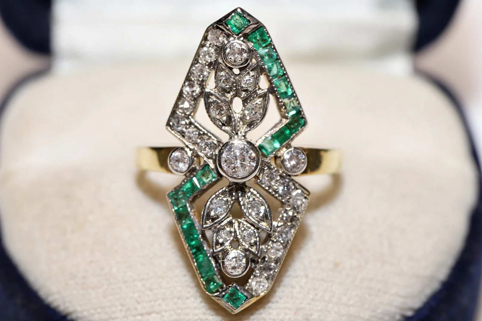 

Винтажное декоративное кольцо из 14-каратного золота с натуральными бриллиантами и изумрудом