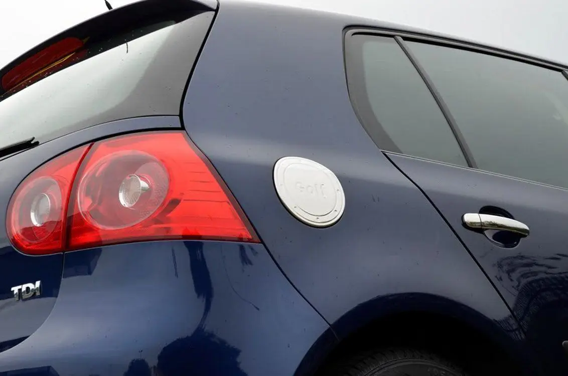 Скидка Хромированная Крышка топливного бака Volkswagen Golf 5 2004-2009, автомобильные аксессуары, нержавеющая сталь, автомобильные инструменты, наклейки, де... Цена Хромированная Крышка топливного бака Volkswagen Golf 5 2004-2009, автомобильные аксессуары, нержавеющая сталь, автомобильные инструменты, наклейки, де...