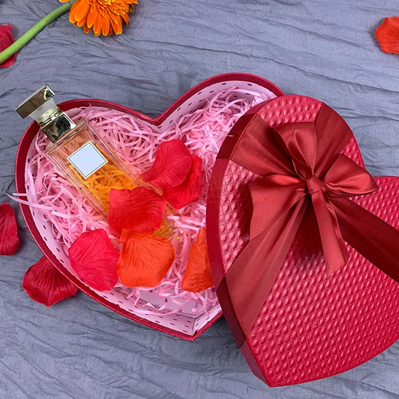 

Red Valentine's Day Packaging Set of 3 Gift Box Heart Shape Candy Box Florist Hat Box Paper Flower