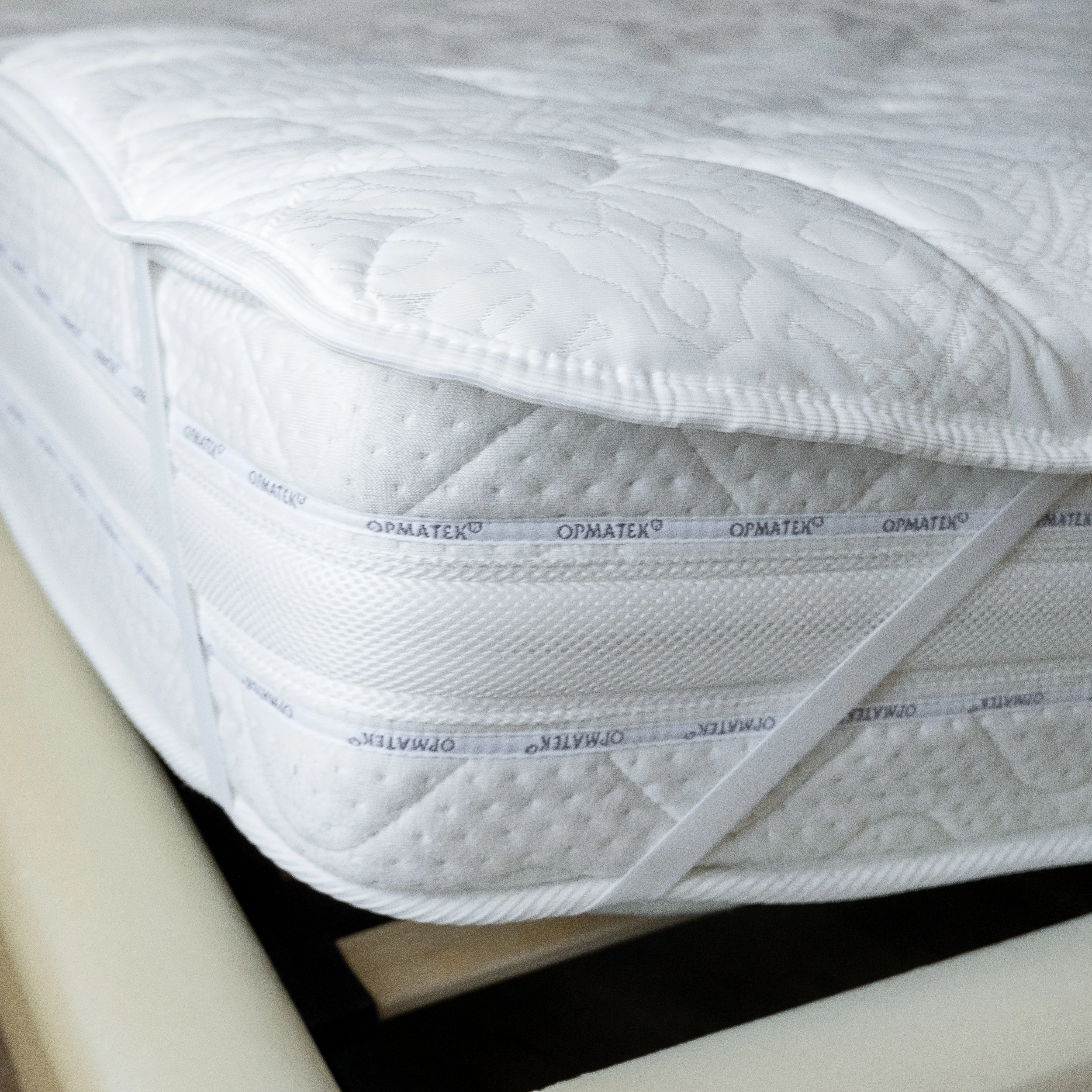 Наматрасник на кровать белый резинке |