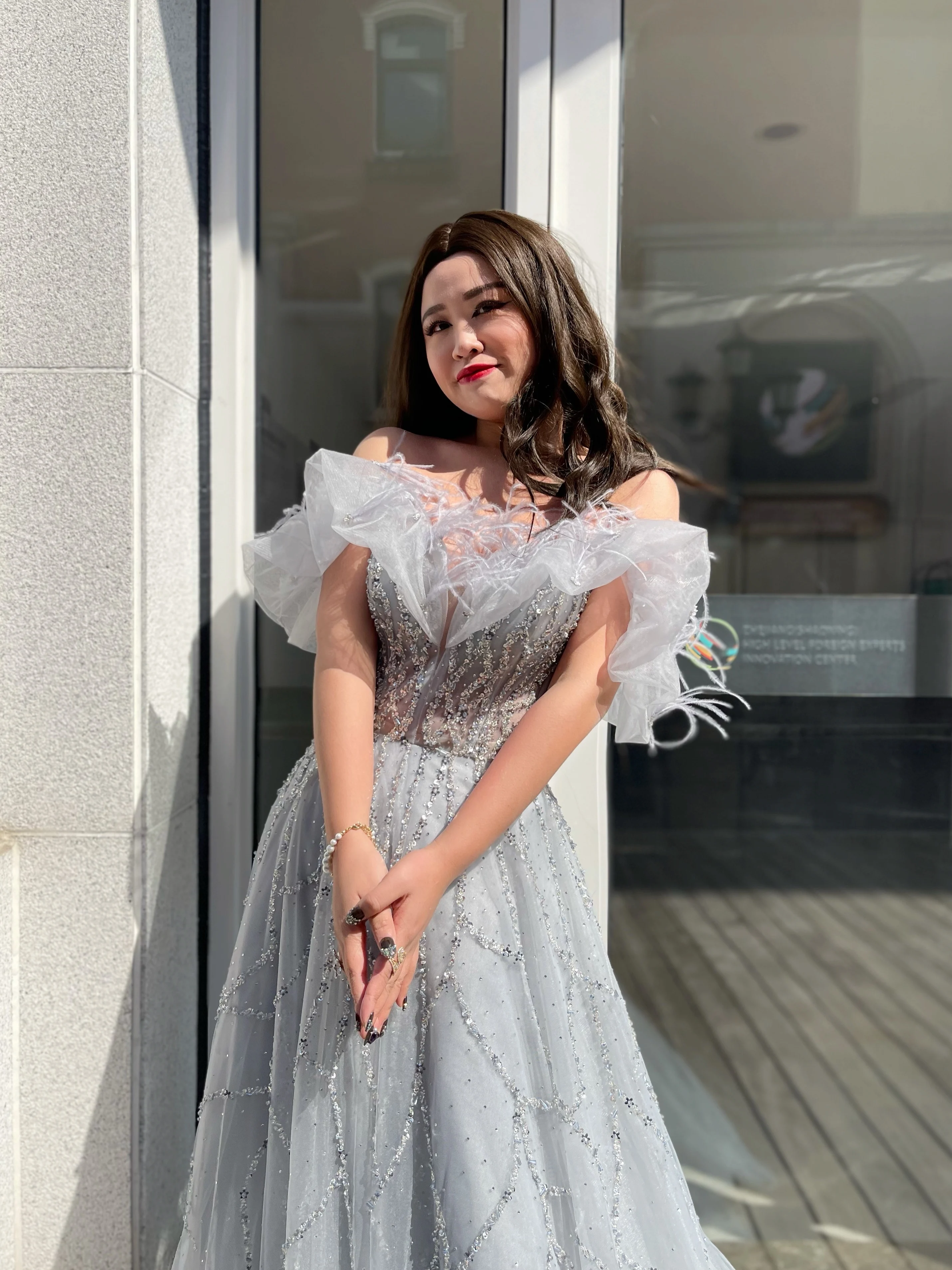 Роскошное серебристое платье с блестками и перьями длинными рукавами для