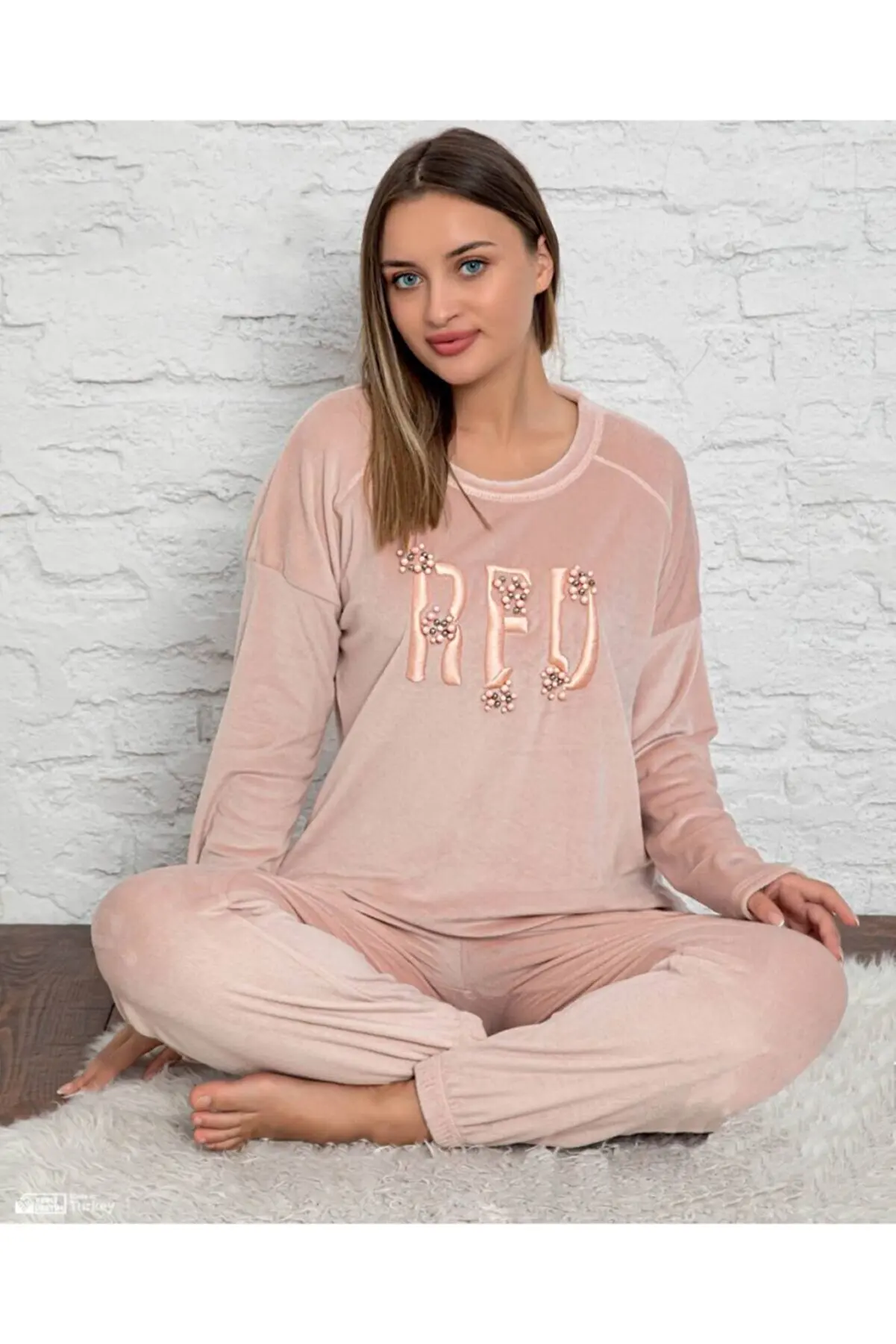 

Women's Pajamas Set Velvet Women's Pajamas Set Free Shipping from Turkey