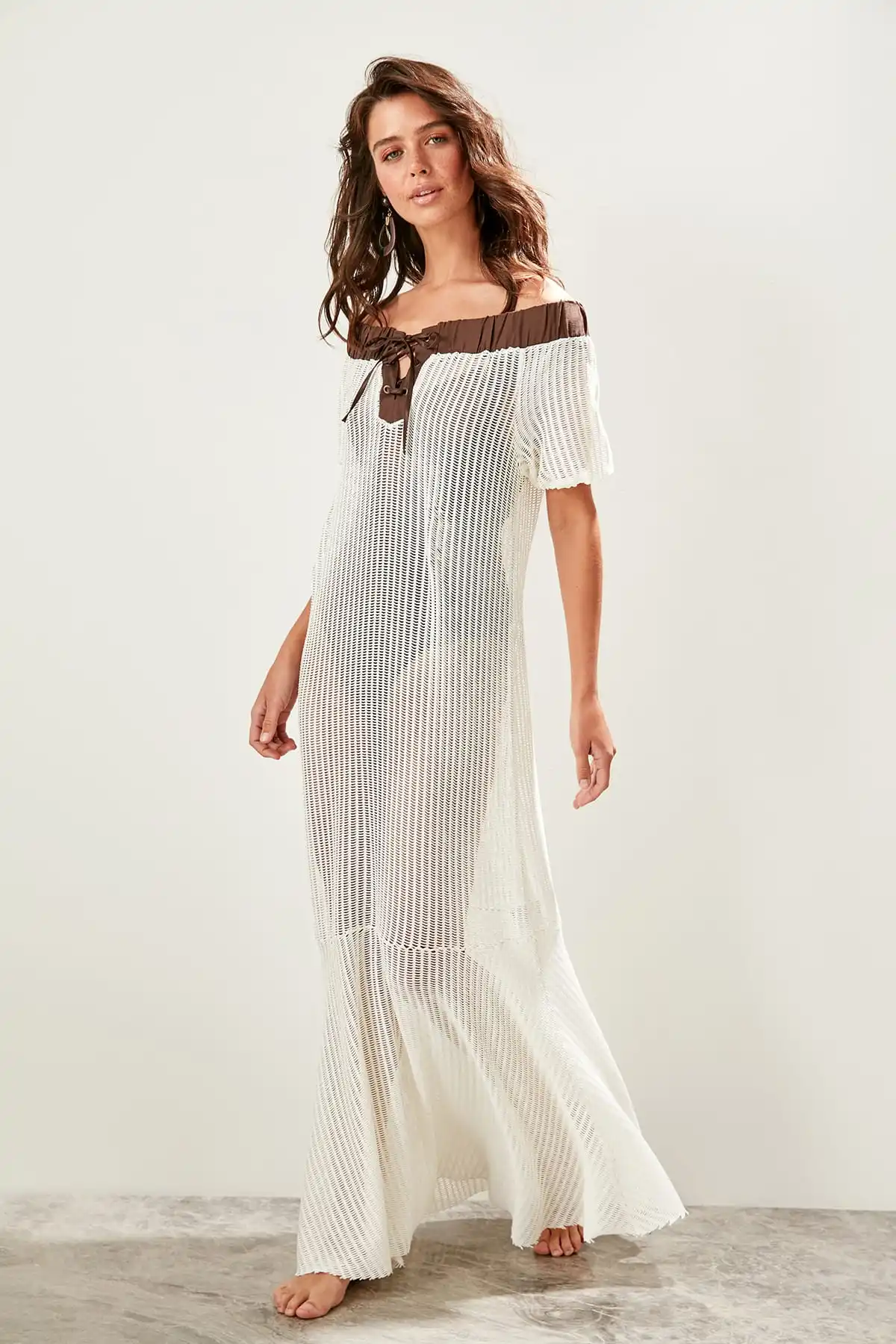 Сетчатое пляжное платье с воротником-стойкой | Женская одежда