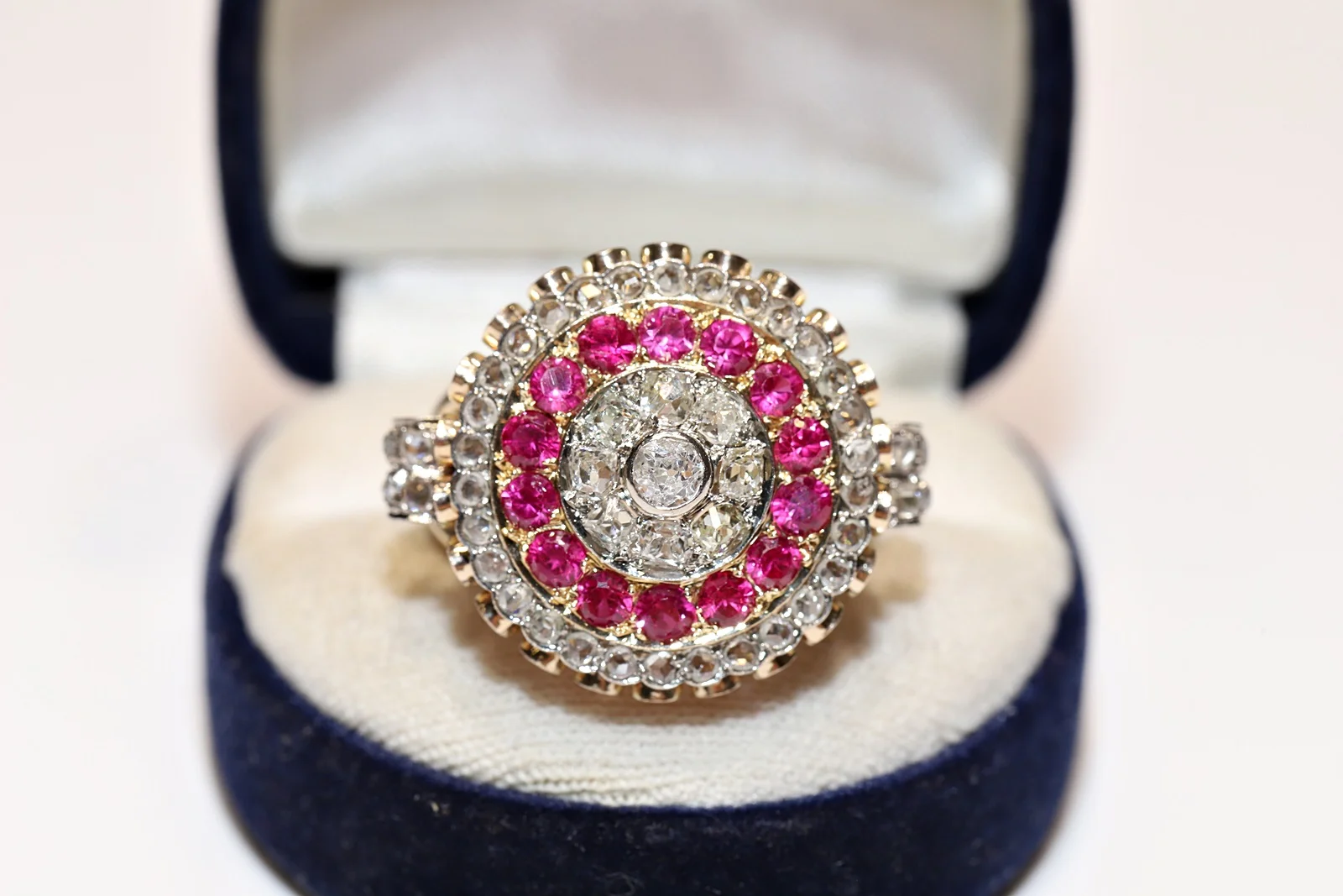 

Оригинальное античное кольцо викторианской эпохи из 14-каратного золота с натуральными бриллиантами и искусственными камнями, украшенное у...