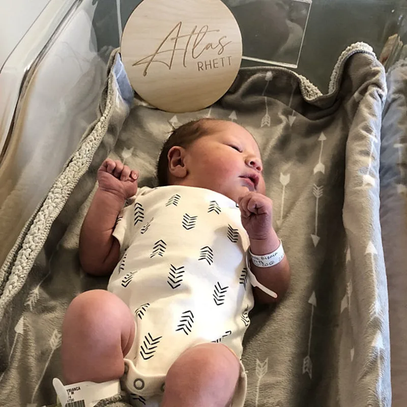 Круглый лазерные имя ребенка знак пользовательские гравировка на дереве