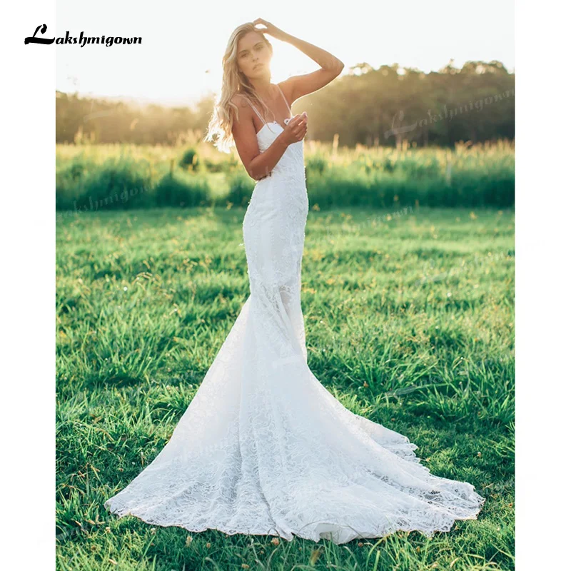 

Очаровательное кружевное свадебное платье-футляр на бретельках с открытой спиной и глубоким декольте с низкой талией без рукавов платье не...