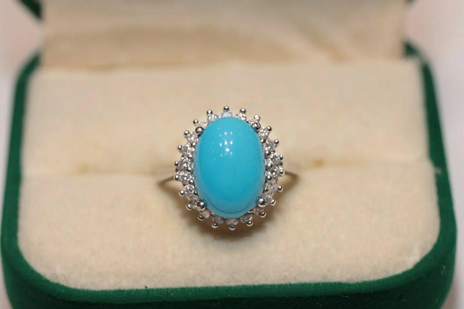 

VINTAGE 14K GOLD NATURAL DIAMOND AND TURQUOISE STONE DECORATED PRETTY RING