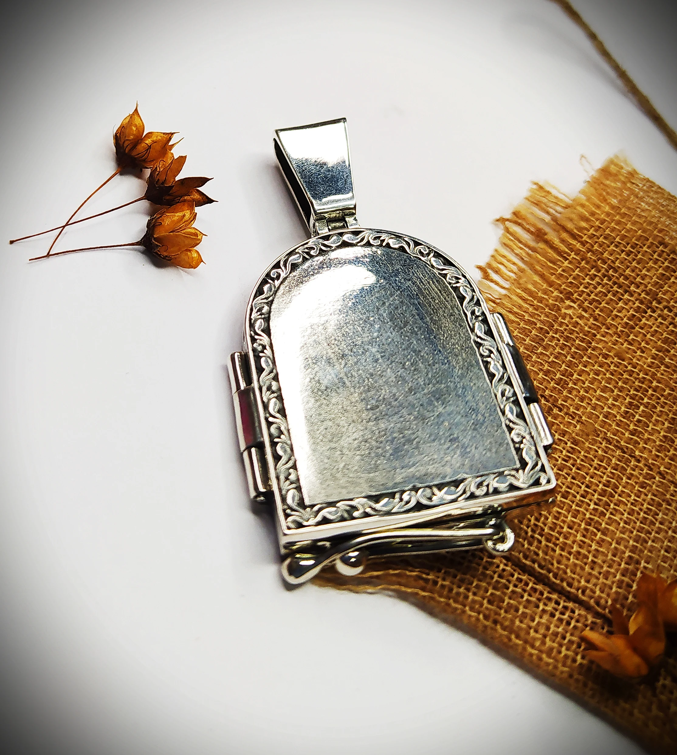 Нательный складень икона с ликами святого Николая и из серебря 925 пробы позолотой