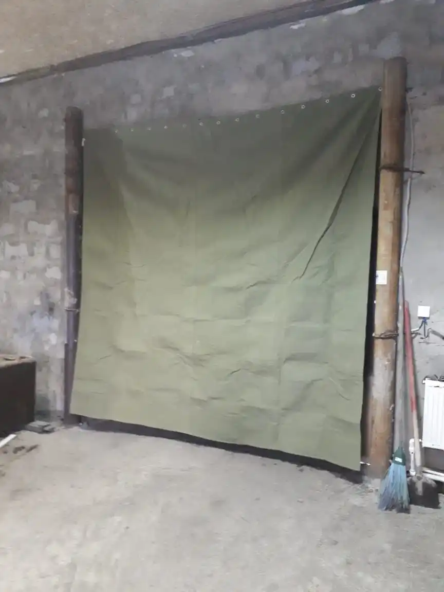Невоспламеняющийся брезент в гараже. Вуаль гара. Штора магазине. Сварочное