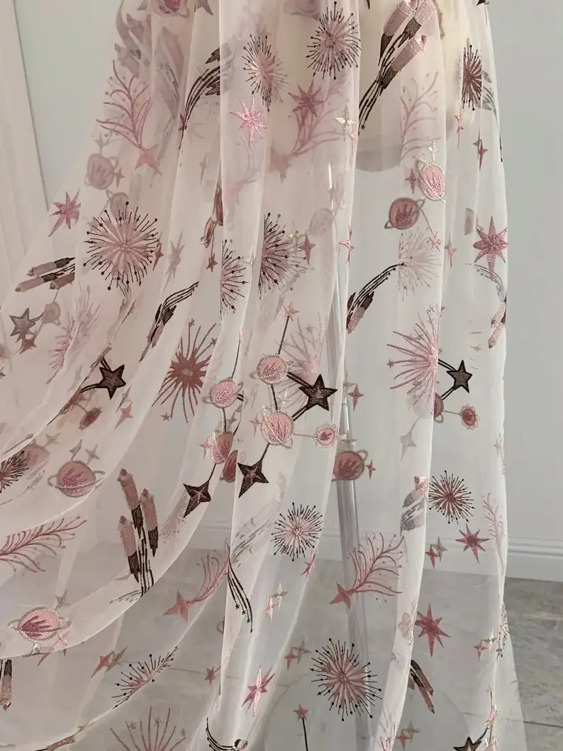 Розовая сетчатая кружевная ткань с вышивкой звезд тема космического полета