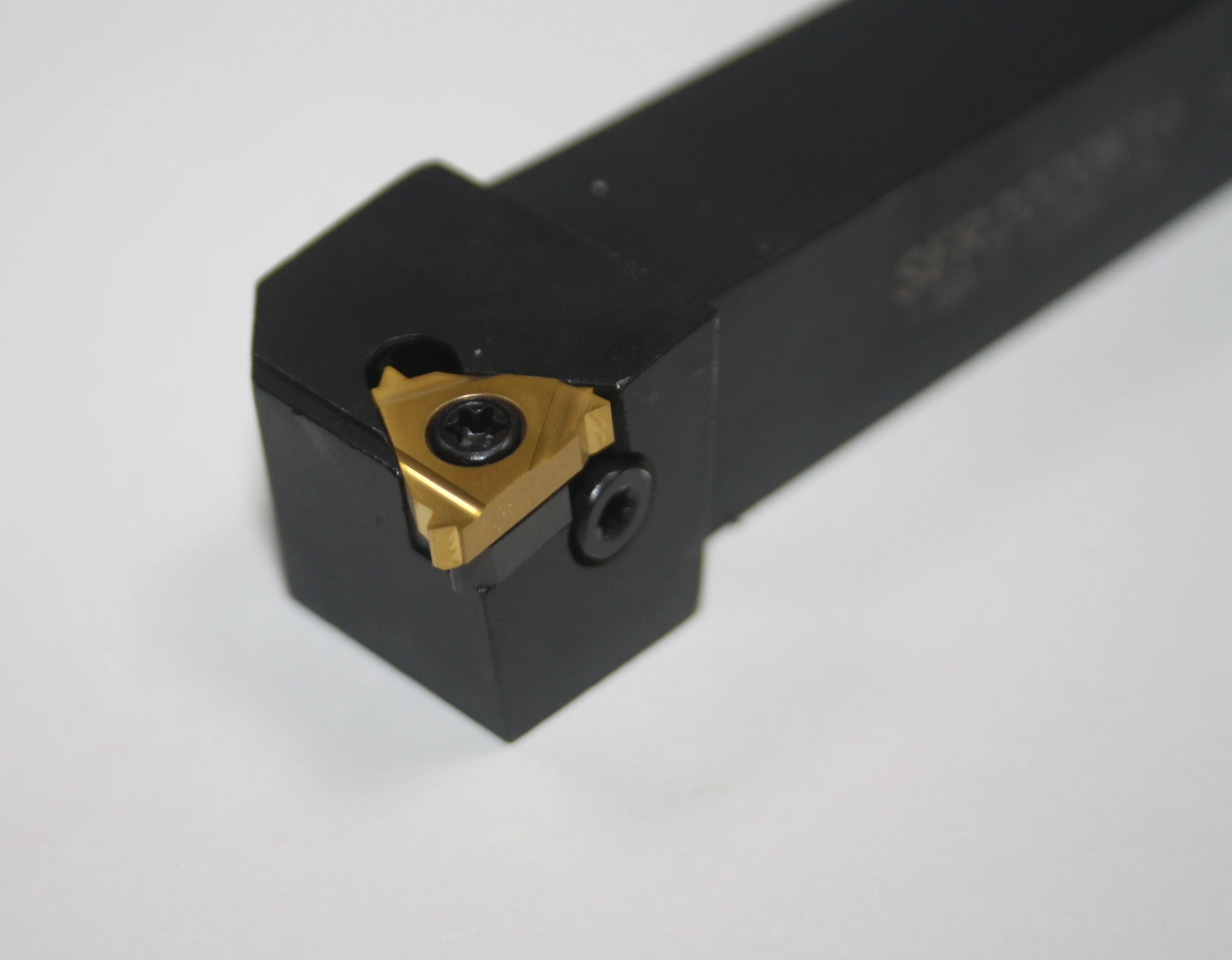 Пластина резьбовая 16ir ag60 hr2120. Резьбовой резец со сменными пластинами. Пластины для резьбовых резцов. Er16 токарный резец. Пластина напайная вк8.