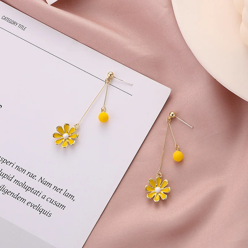 

Avocado green flower daisy fresh all-match earrings new earrings women