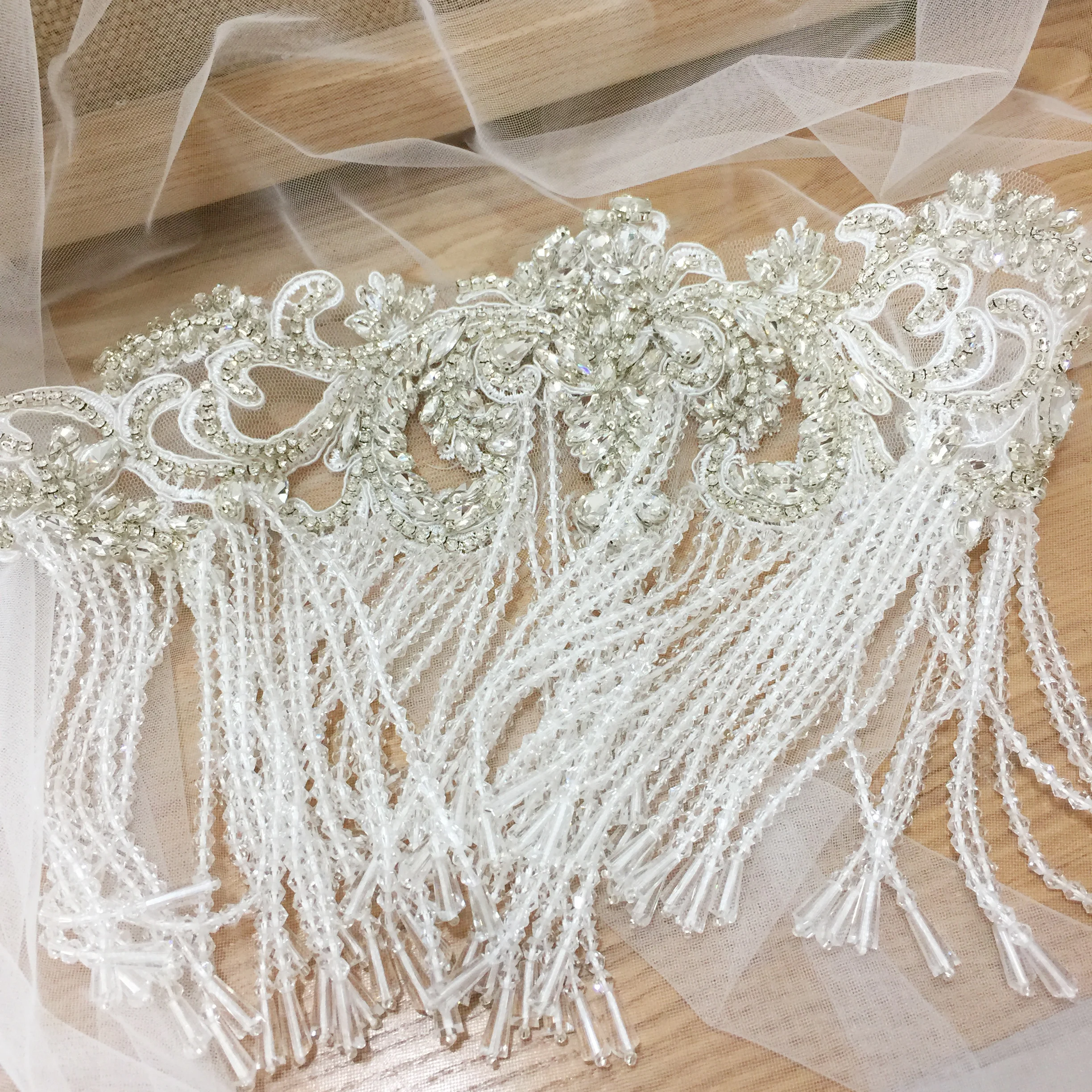 Аппликация с кристаллами ручной работы бусинами для свадебного браслета накидки