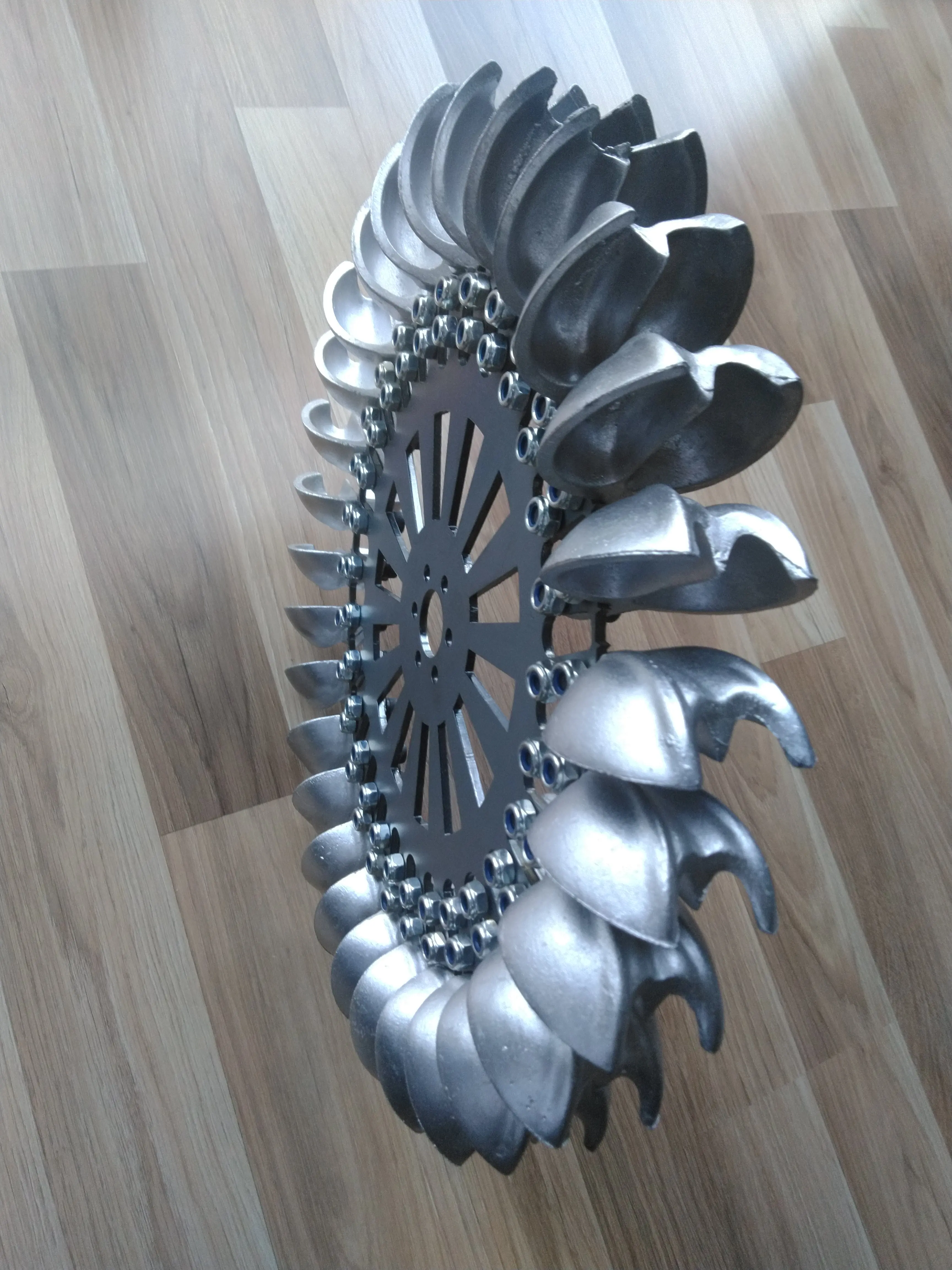 Лопасть гидротурбины Pelton с 29 алюминиевыми ложками, внешний диаметр = 440 мм и фланец с насадкой диаметром 17,33 дюйма.