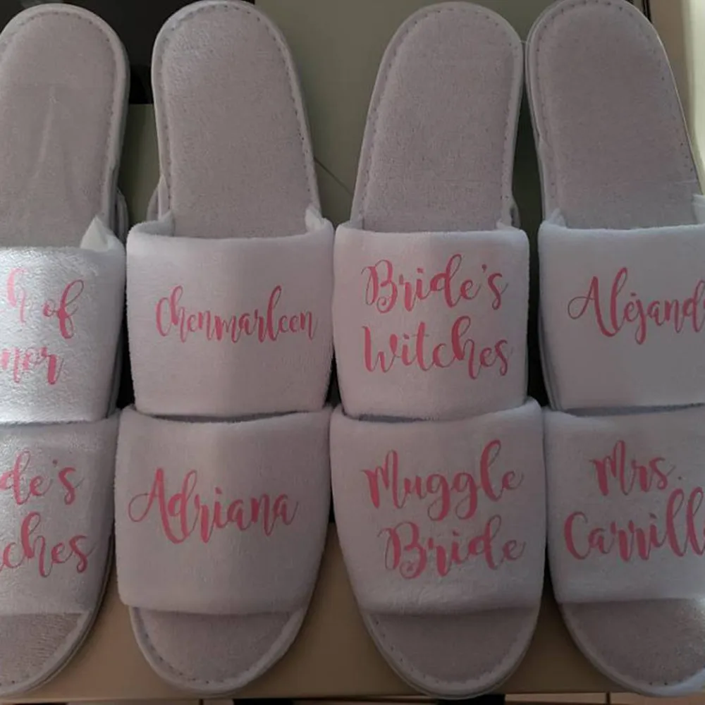 на день рождение тапочки. тапочки с надписью невеста. 2023 tapochki. тапочки котики. почему нельзя дарить т.