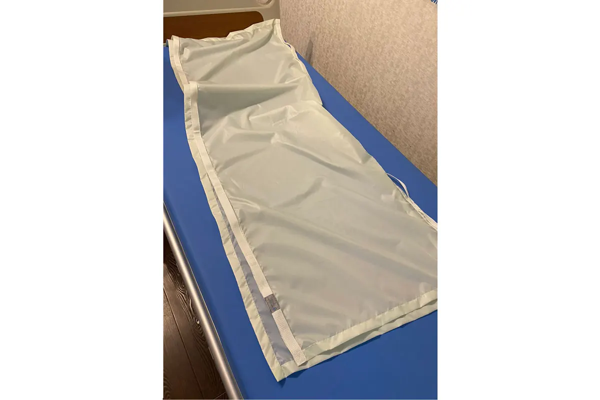 скользящие простыни для перемещения лежачих больных. скользящая двухсторонняя простыня макси-слайд. скользящая простынь для лежачих. рукав скользящий для перемещения больного. скользящая простынь для лежачих.