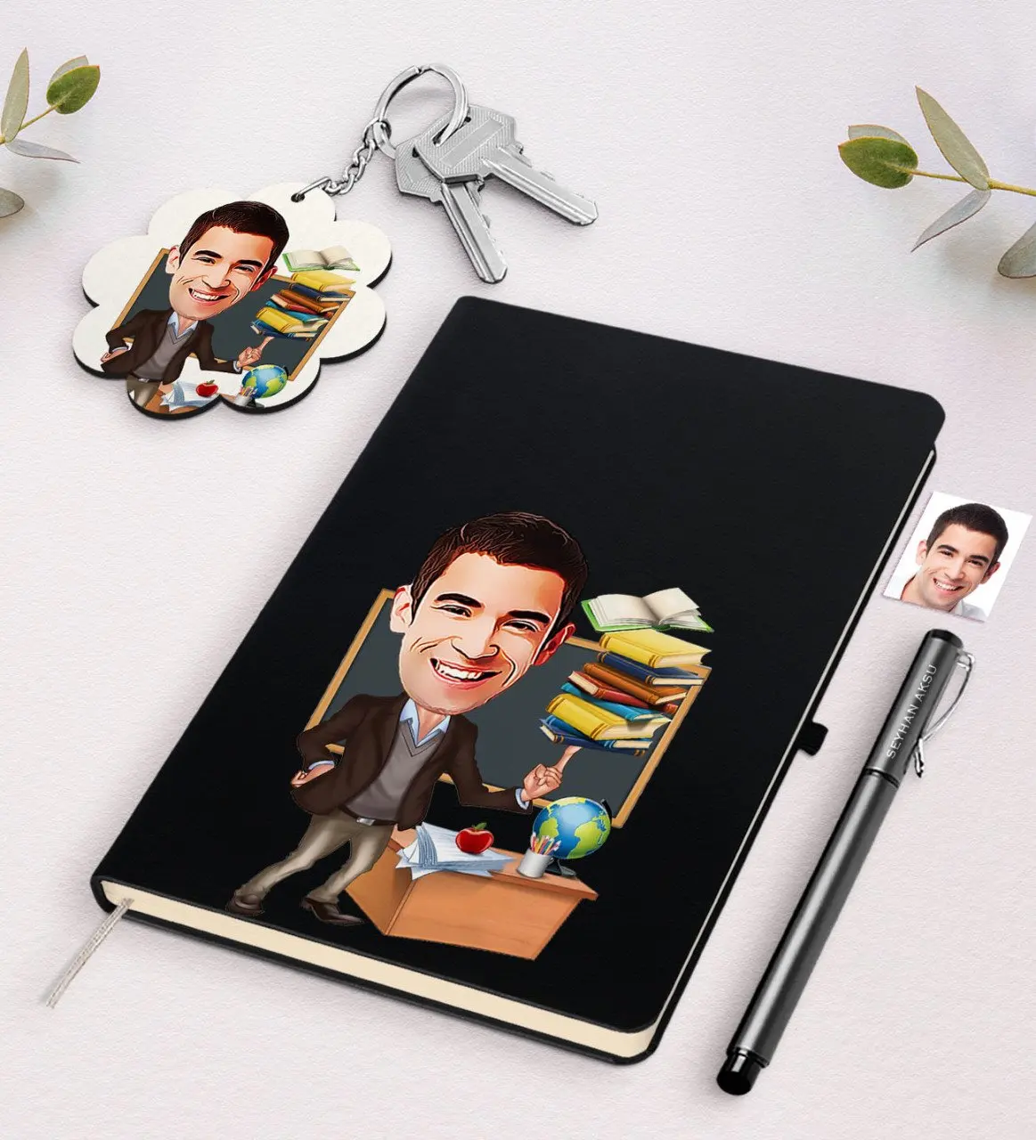 

Personalized Men 'S Teacher Caricature Of Black Notebook Pen And Keychain Gift Seti-2