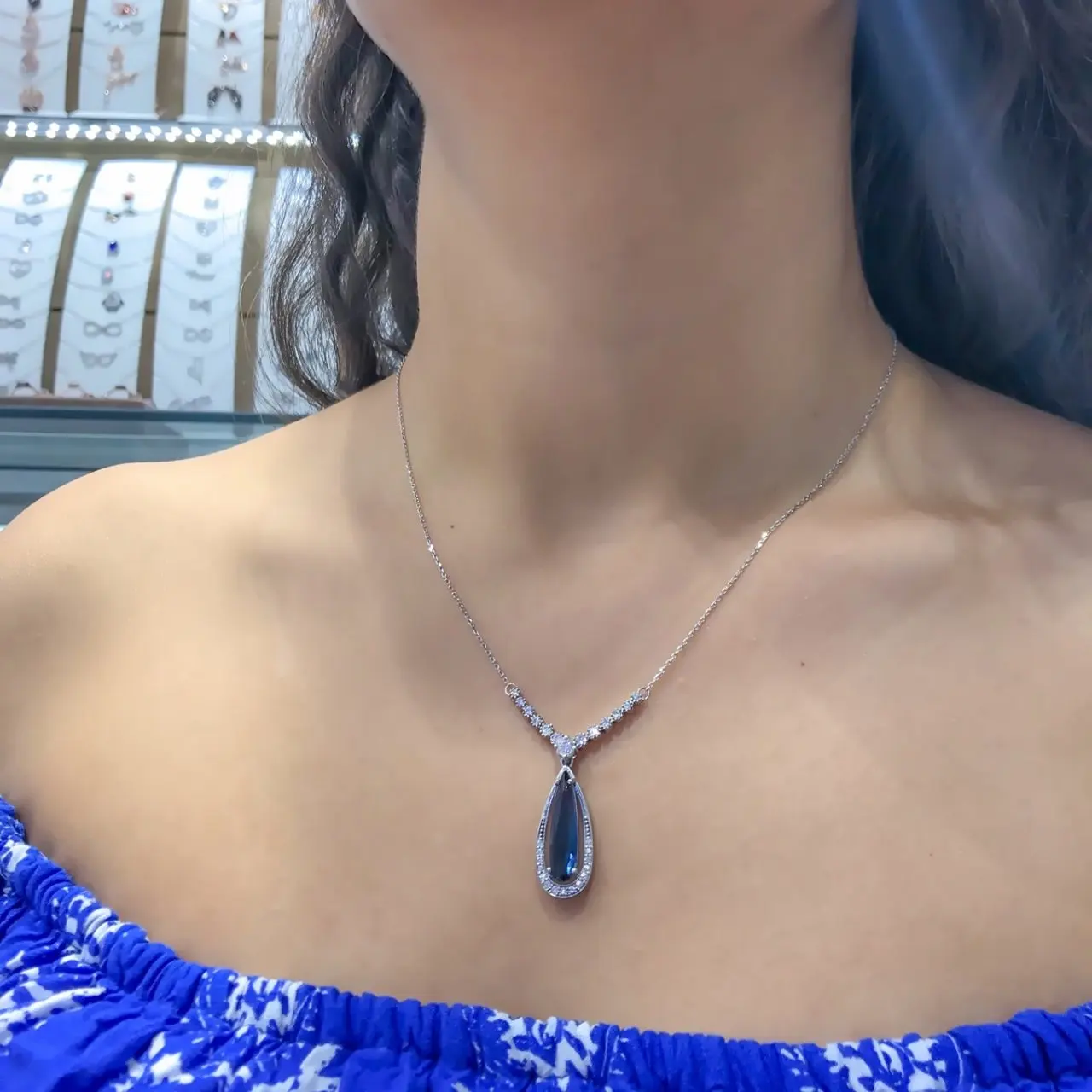 

Серебряное ожерелье с сапфиром, модель из белого золота