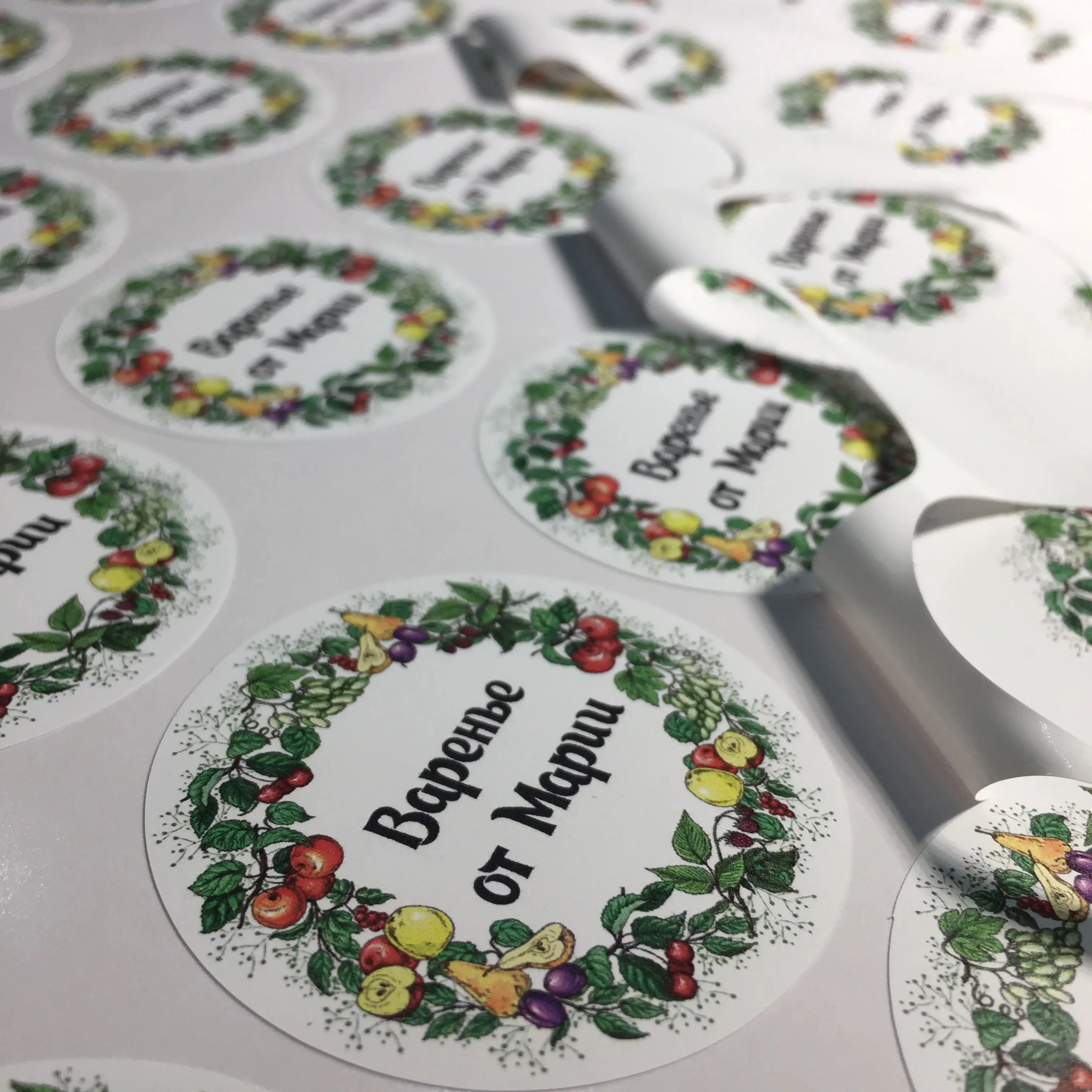 Необычные стикеры. Наклейки на форму. Печать наклеек на упаковку. Ярлыки для скрапбукинга. Наклейки на банки черные.