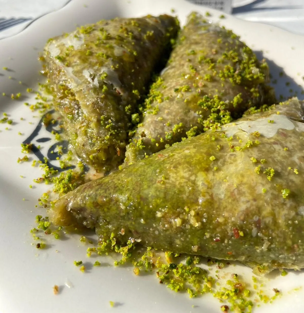 

Удивительный вкус с его удивительным ароматическим дворцовым десертом амулет с фисташкой и кремом баклава 1000 грамм Бесплатная доставка