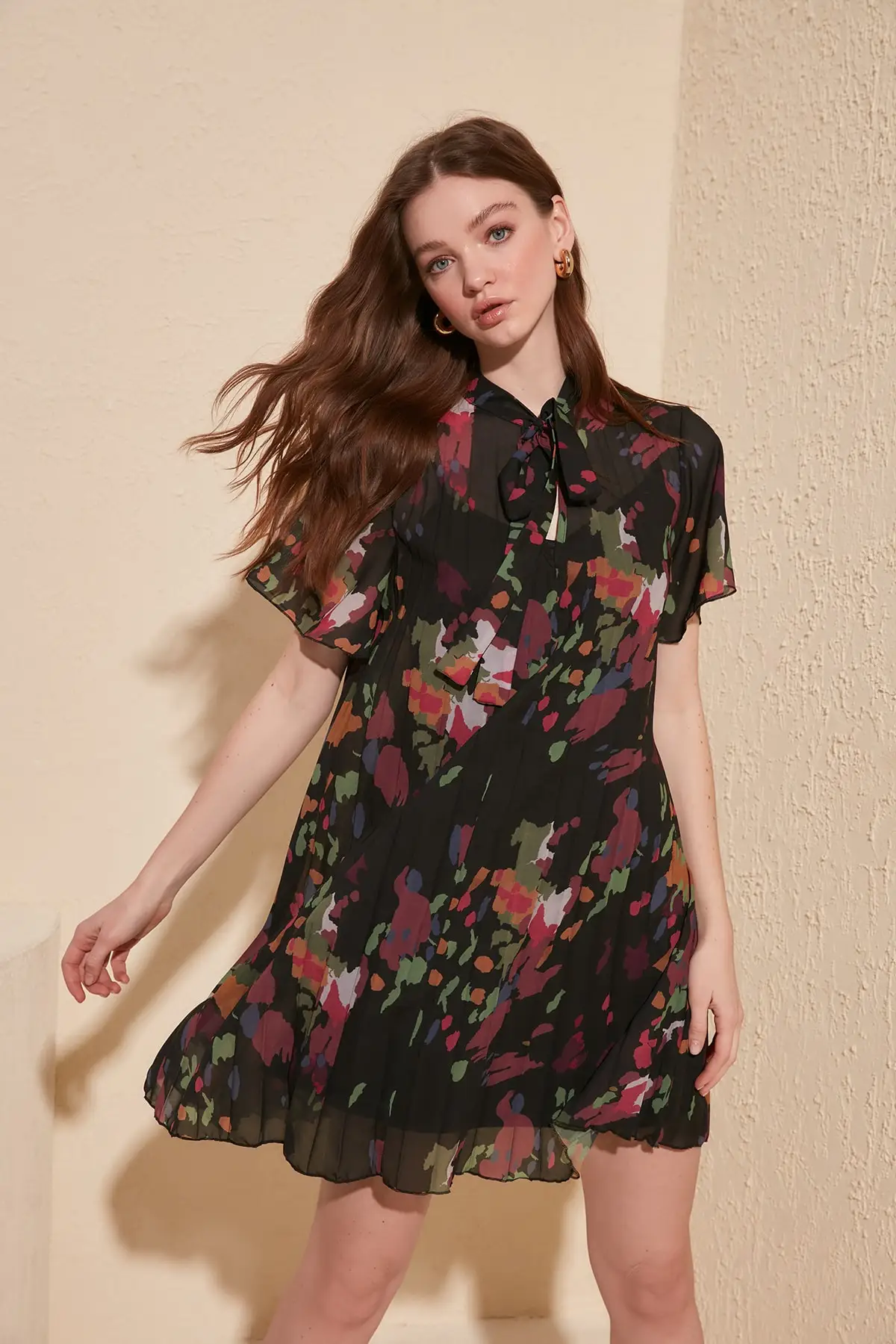 Черное плиссированное платье с воротником шарфом Trendyol TWOSS19EH0186|Женские платья| |
