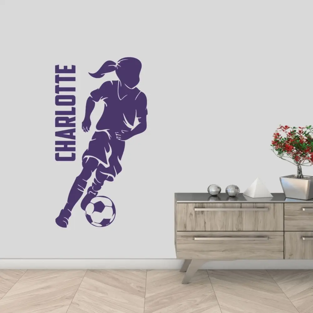 Персонализированная настенная наклейка девушки-футболистки для спальни или гостиной, декор искусства в стиле спорт (арт-декор) A002943.