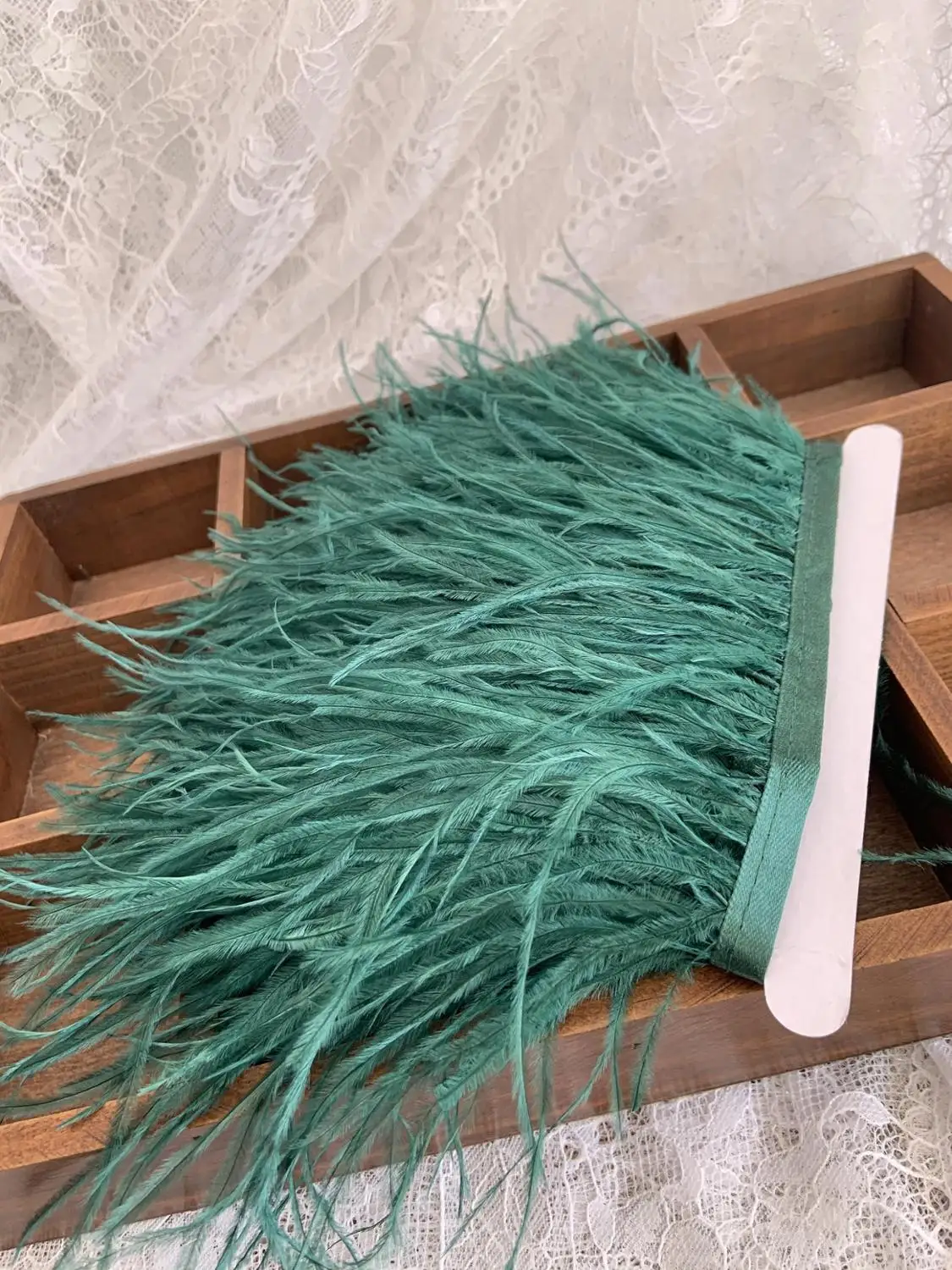 На стопу длиной от 10 до 15 см винного и зелёного цвета страуса отделка бахромой с