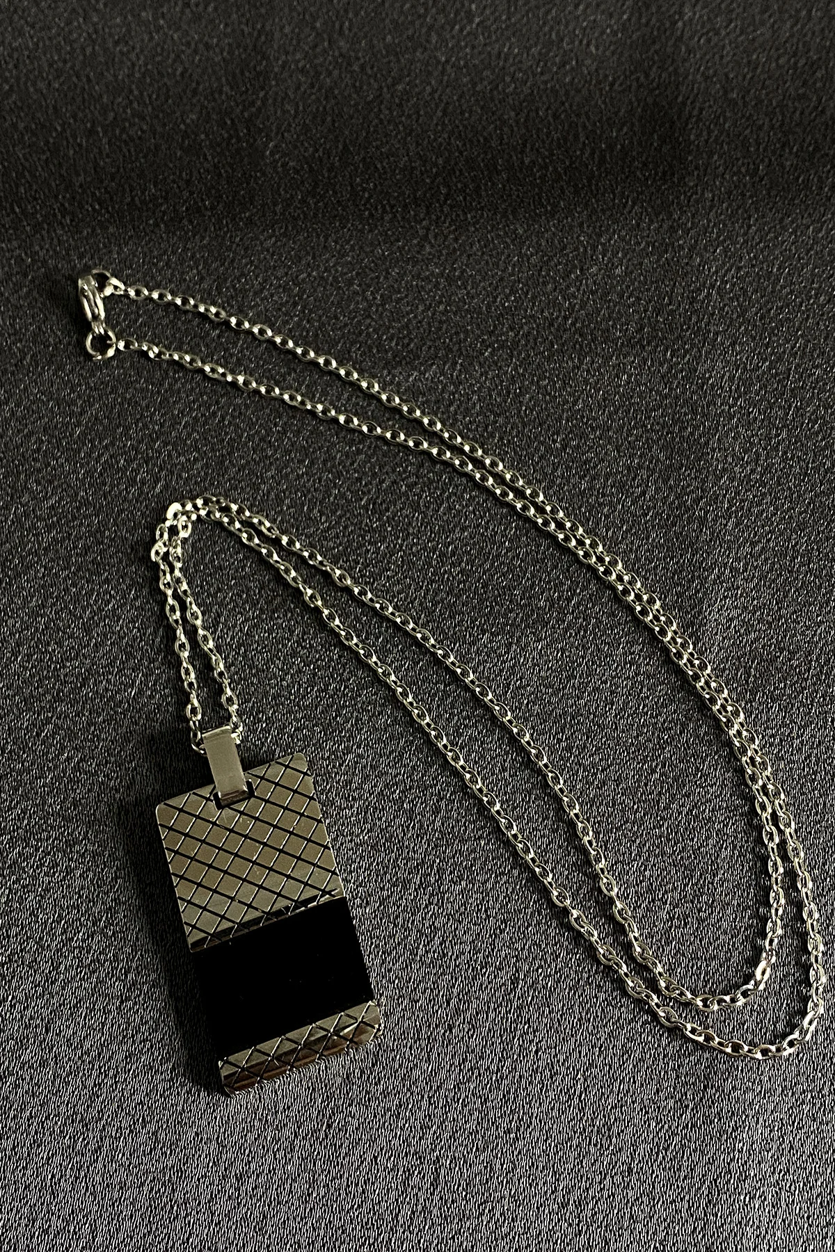 

Black Stone Prismatic Detailed Elegant Plate Imprint Model 316L Stainless Steel Chain Necklace 65cm