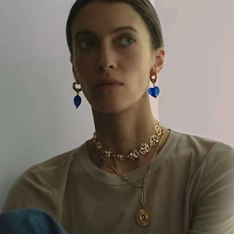 Женские серьги-кольца с бусинами из натурального камня