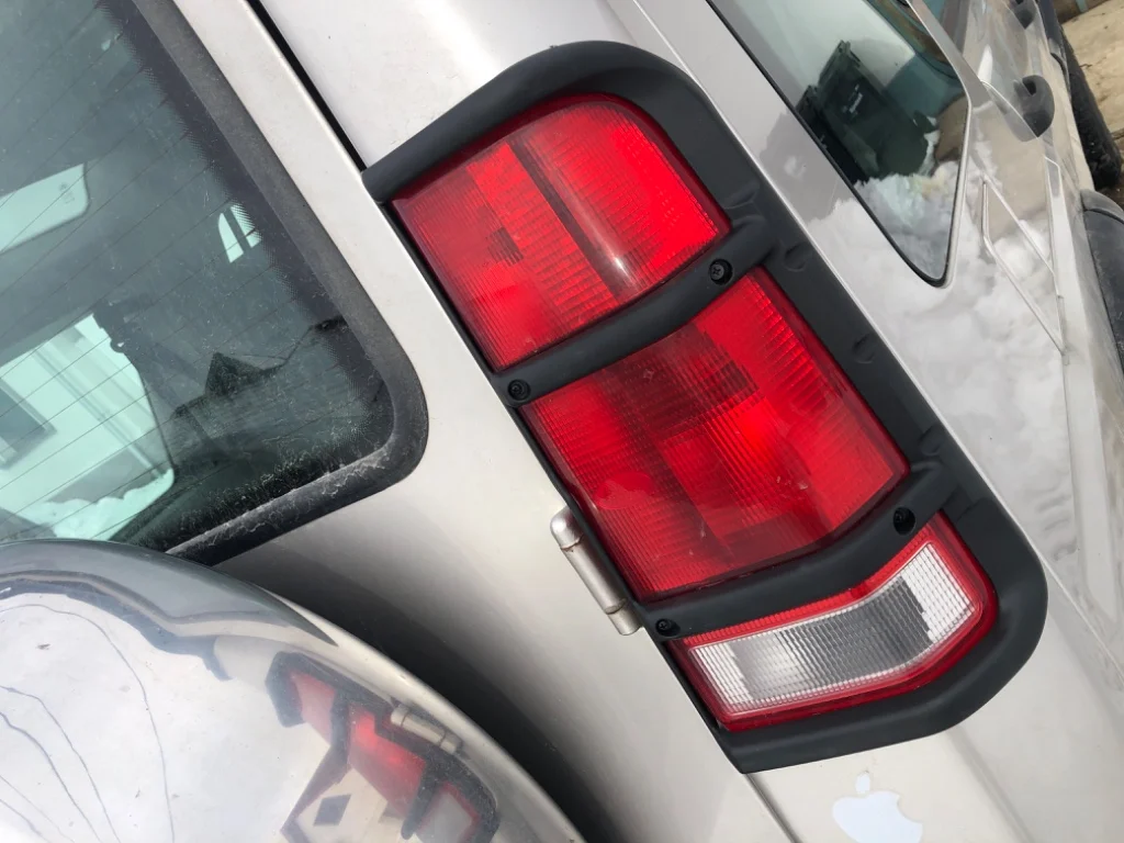 

Land Rover Discovery 2 Rear Upper Lamp Guard Pair Td5 V8 High Qualitiy Plastic 2 Pcs Left Right