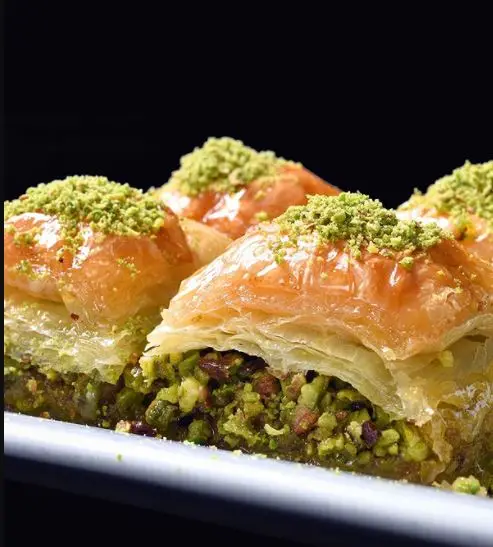 

WITH A WONDERFUL TASTE AND AMAZING AROMA WITH LOTS OF INGREDIENTS, BAKLAVA WITH SPECIAL Pistachio 1 KG FREE SHIPPING