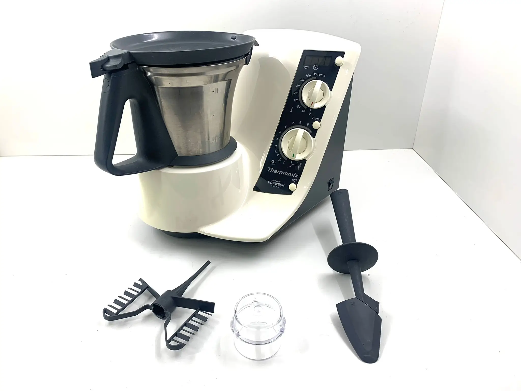 Оригинал THERMOMIX TM21 в очень хорошем состоянии + бабочка лопатка и кубилета. Гарантия