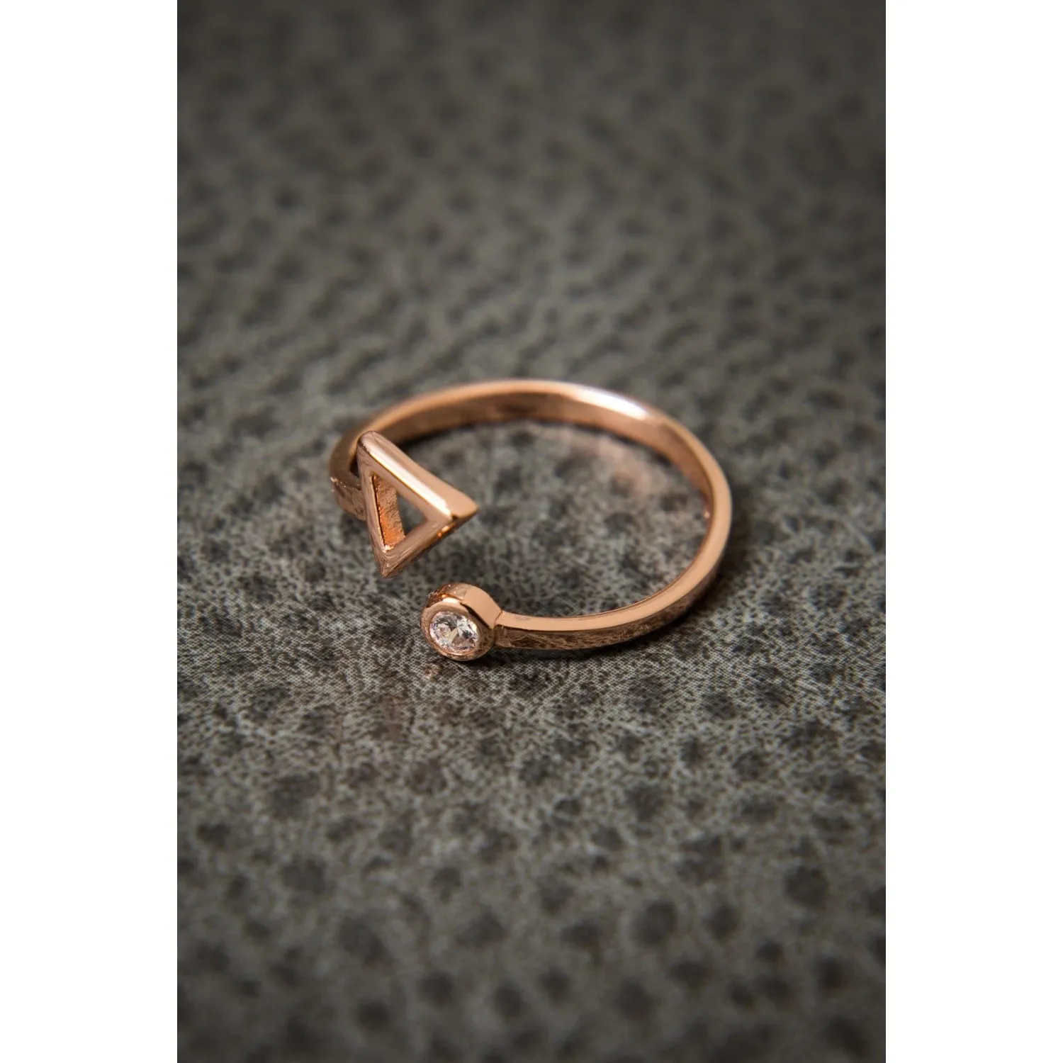 

Women's Solitaire Triangle Ring Rose Plated 925 Sterling Made Turkey Stylish Design Does Not Tarnish HBV00000WMTGT
