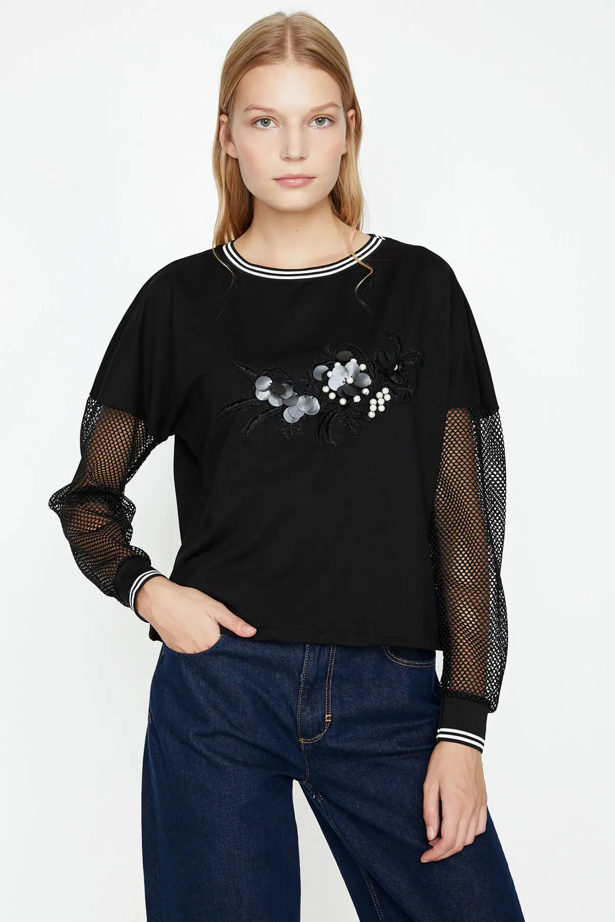 Хлопковая женская черная футболка с вышивкой 9KAK13007EK| |