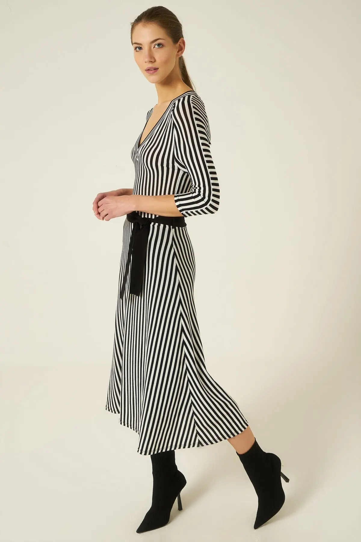 Joinus V образным вырезом трикотажное платье в белую и черную полоску с поясом