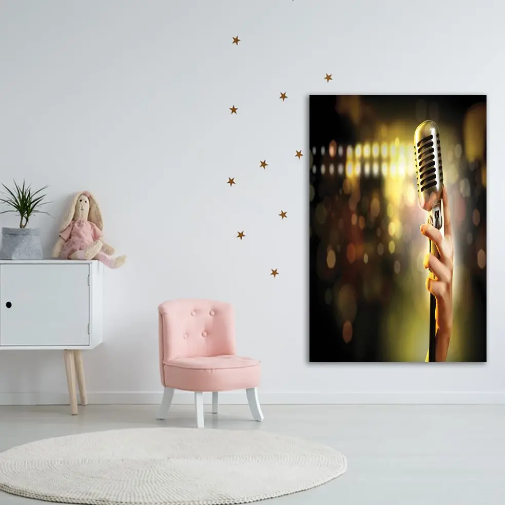 Гобелен ручной работы с одним Ретро микрофоном против красочного размытого фона