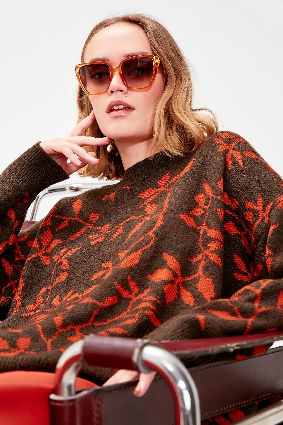 Трикотажный свитер с тиснением| |