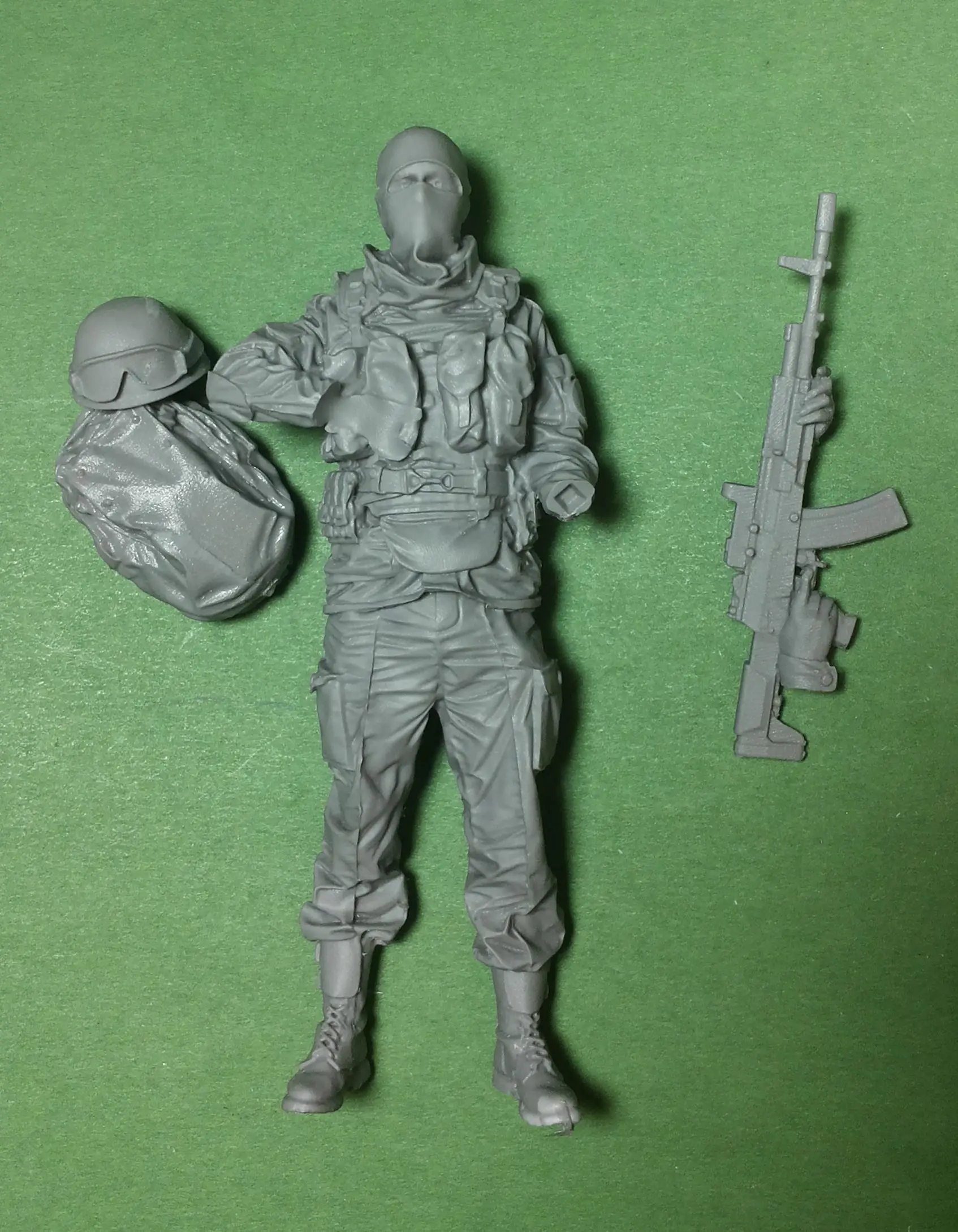 modern russian soldier with AK scale 1:16 resin kit 120 mm |