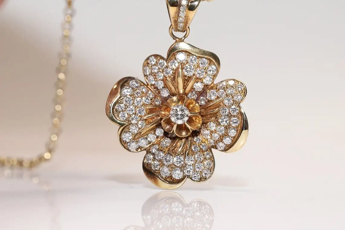 

Perfect Vintage Original 18k Gold Natural Diamond Decorated Flowers Style Necklace