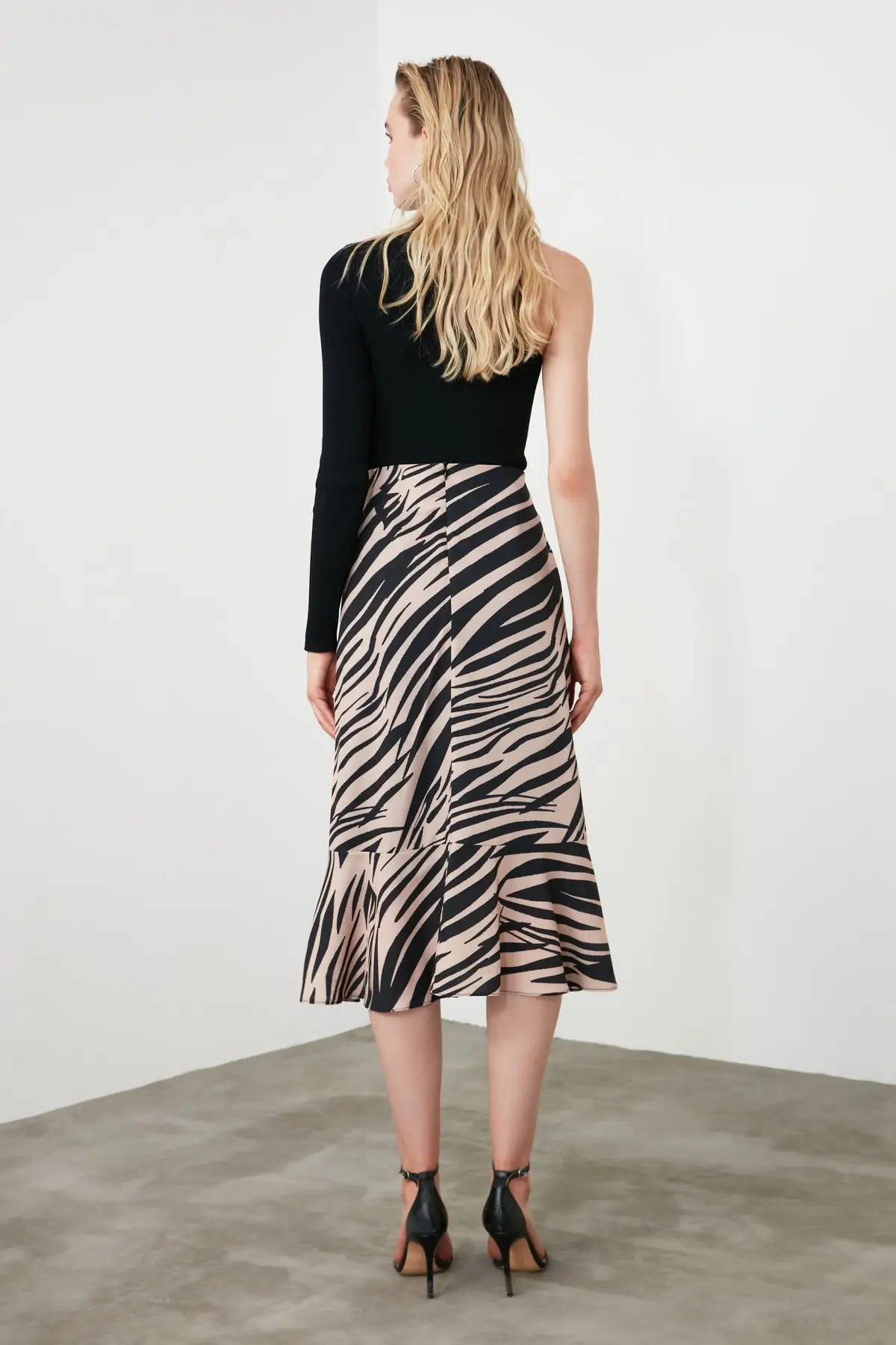 

Black Patterned Skirt