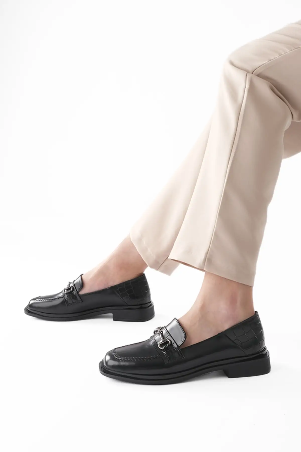 

2022 New Fashion Black Women's Shoes Full Mold Flat Heel Buckled Flat Toe Shoes Casual Office Classic Anti-Slip sole Shoes