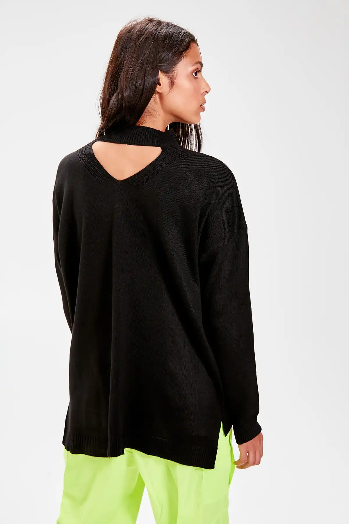 

Trendyol Black V-Neck Knitwear Sweater TWOAW20KZ0220
