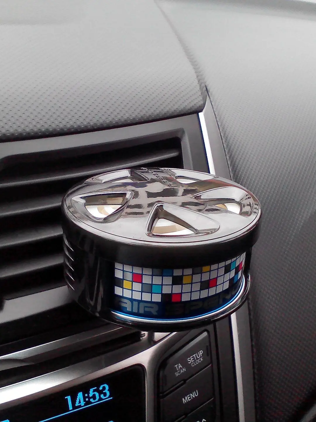 Вонючка в машину. Ароматизатор в машину фото. Флакон для ароматизатора в машину. Мокап ароматизатор в машину. Пахучка в авто.